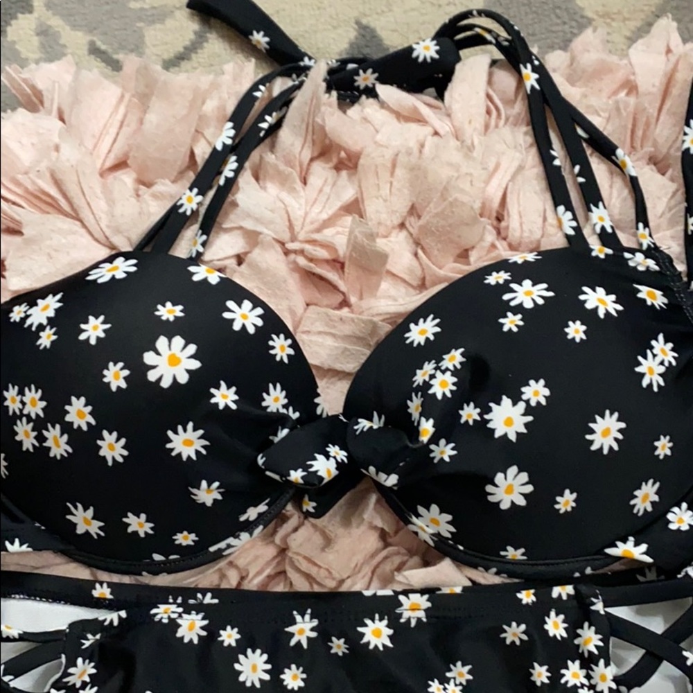 Bikini - Picture 2 of 3